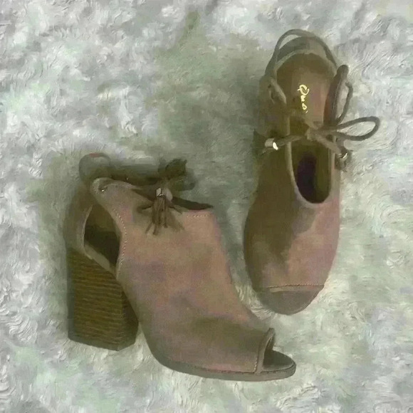 Qupid tan faux suede,‎ peep toe, block heel woman’s size 7.5 - Picture 2 of 4